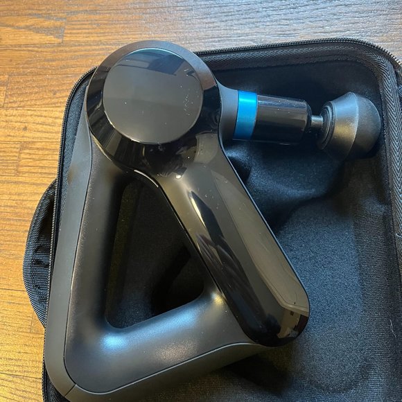 Theragun Elite with attachments, charger and case - Picture 2 of 6